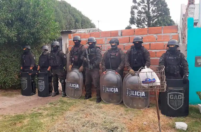 Detienen a un joven vinculado a un robo a mano armada a una vinería en el Puerto