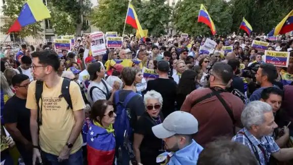 Venezolanos se congregaron frente al Parlamento español en apoyo a Edmundo González, quien envío un mensaje a la comunidad internacional