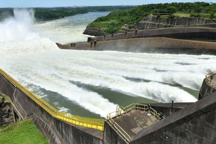 “Solo seis compuertas permanecen abiertas y en ningún momento hubo apertura de las 14 compuertas”, aclaró en un comunicado la represa hidroeléctrica de Itaipú. Foto: Gentileza Itaipú