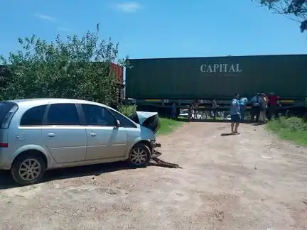 Chocó contra un tren y se salvó de milagro