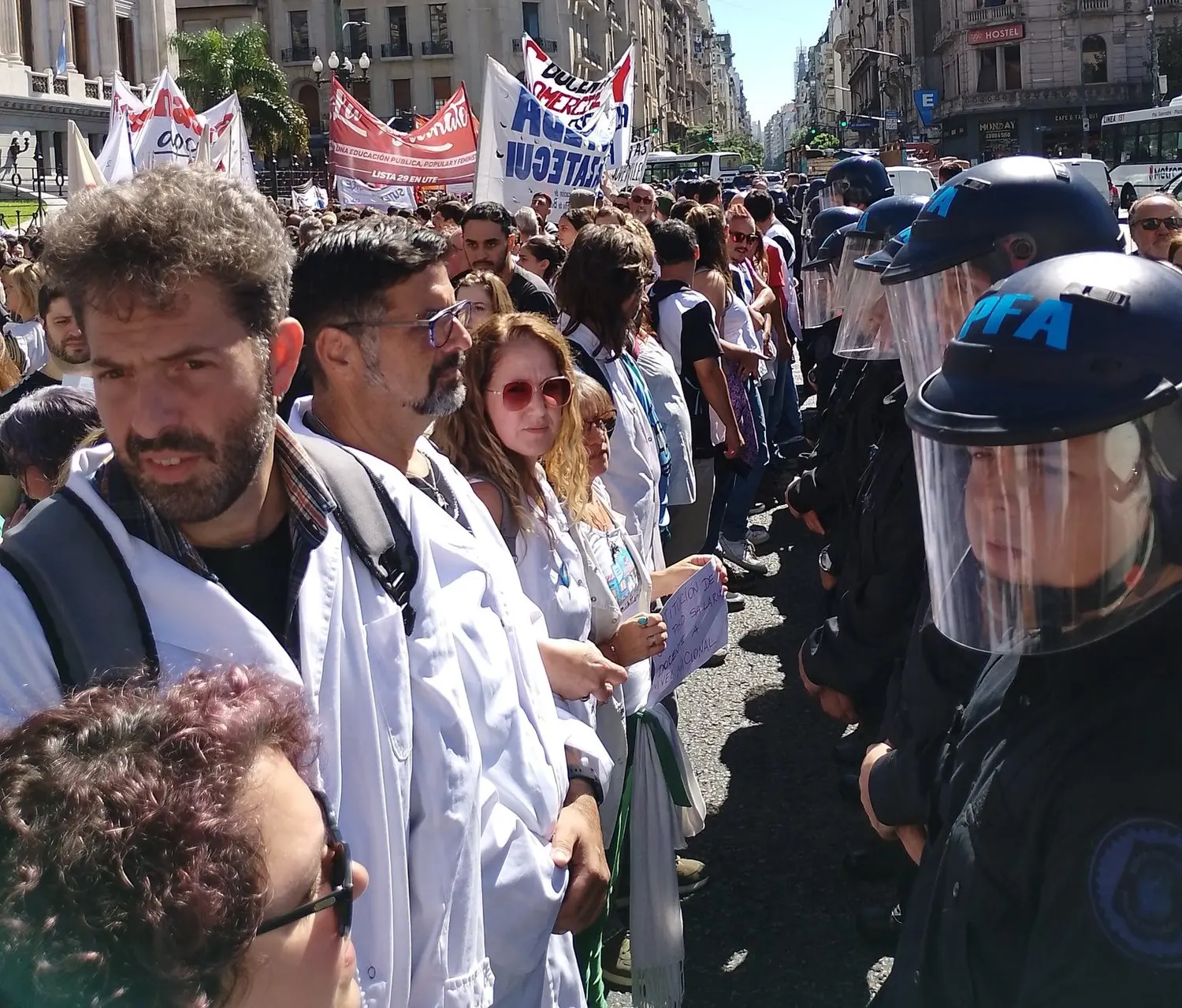 Tensión en el Congreso: la policía arrojó gases lacrimógenos a jubilados y docentes (Videos)