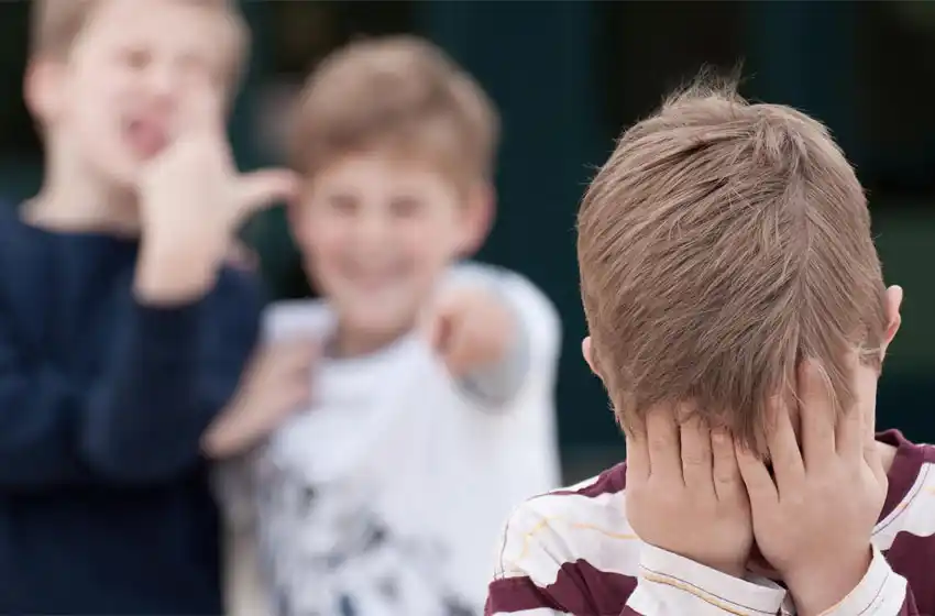 Rodillazos, patadas y encierro en el baño: atroz secuencia de bullying a un nene de 9 años en la escuela