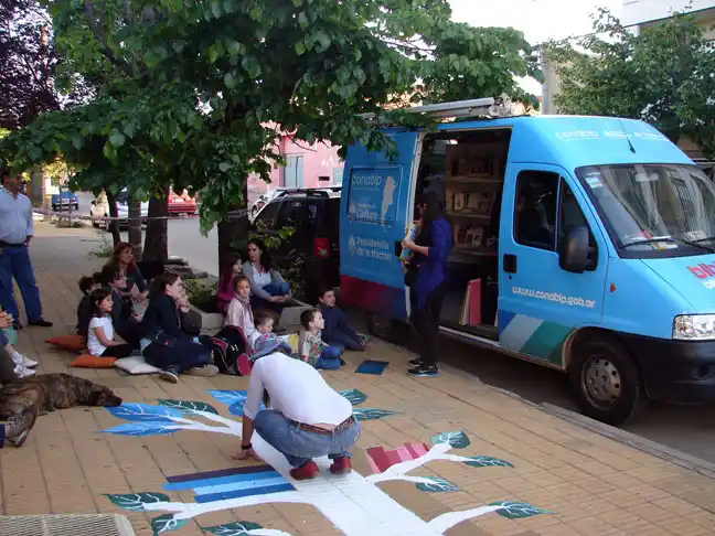 Bibliomóvil,  centro  cultural y biblioteca ambulante