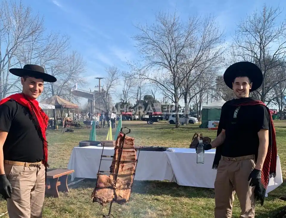 Dos gualeguaychuenses ganaron el segundo premio al mejor asador en Gualeguay