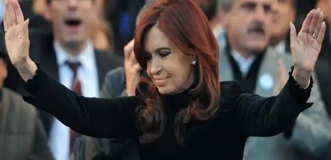 Cristina participa en acto de la construcción tras 3 semanas de reposo