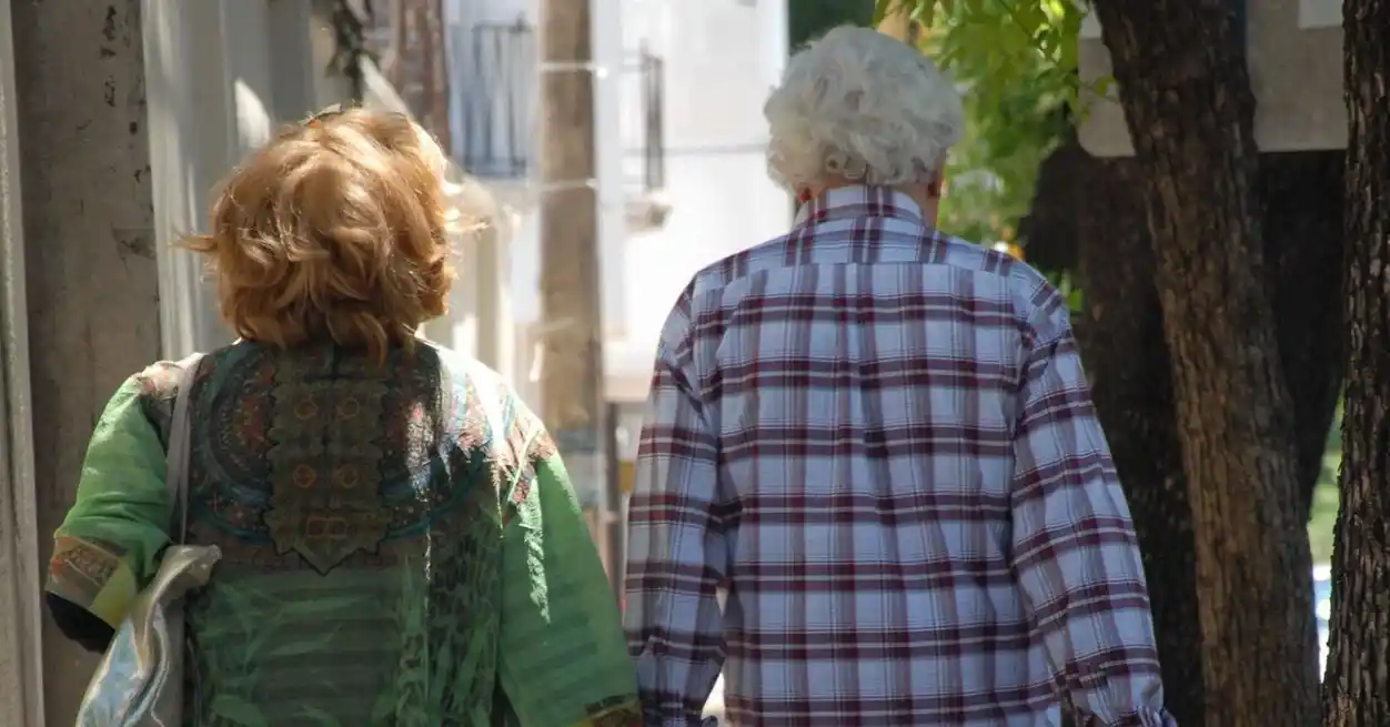 El decreto estableció que las prestaciones se actualizarán mensualmente por inflación a través del IPC oficial y determinó que "en ningún caso la aplicación de dicho índice podrá producir la disminución del haber que percibe el beneficiario".