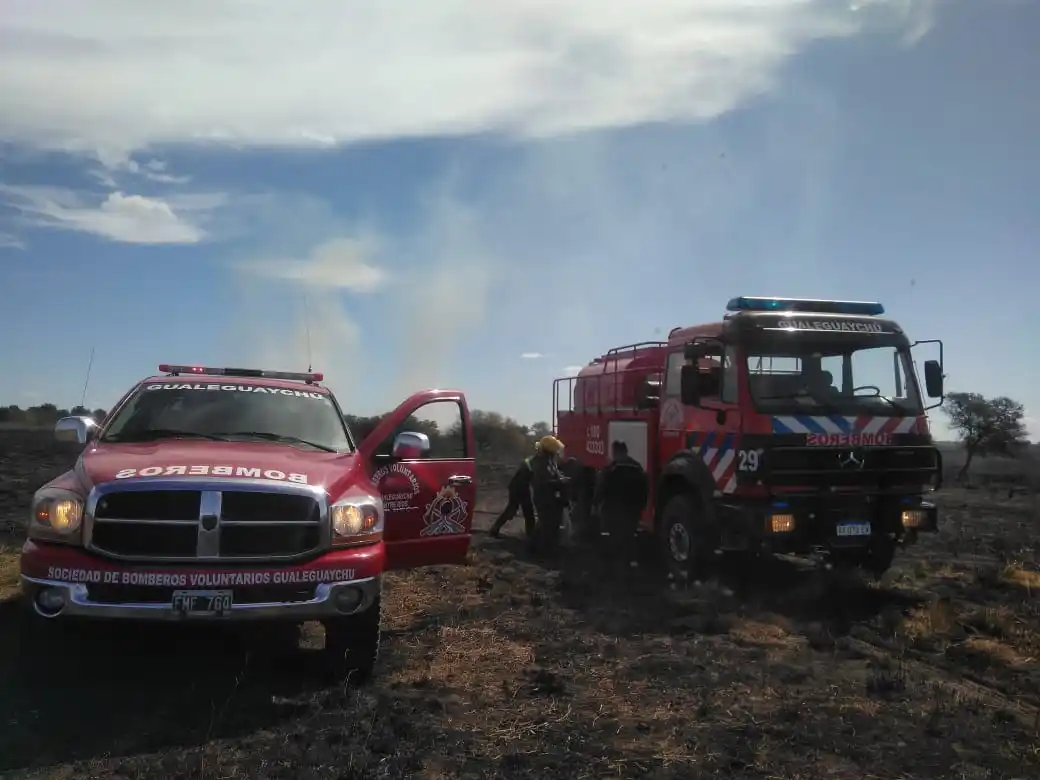 Se incendió un campo en la Ruta 20: Intervinieron los bomberos y la policía