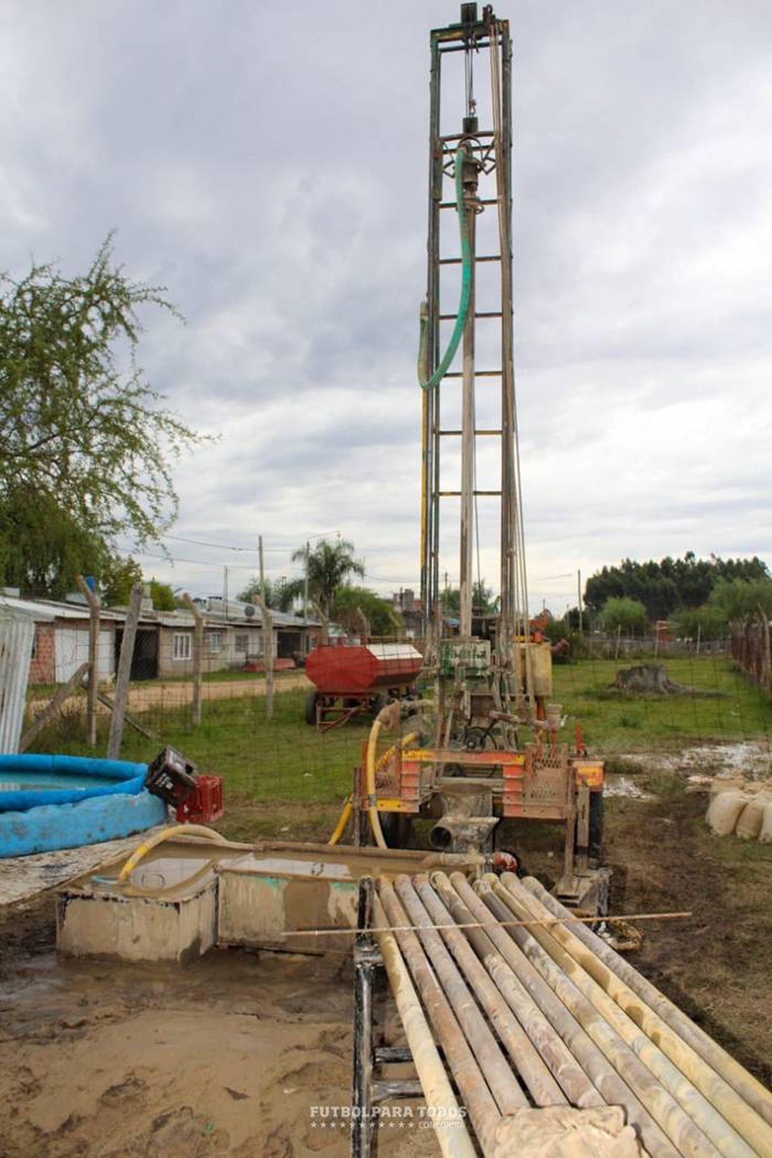 Juventud Unida inició la perforación para el riego artificial de su campo