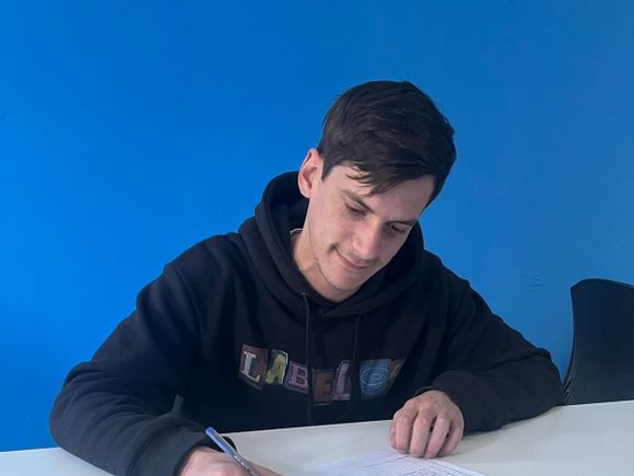 Quién es el candidato libertario de Twitter en Pilar: “Vuelvo loco a los kukas con memes hechos con Paint”