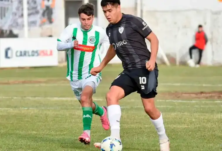 Goiburu luchando por el balón (Foto: Prensa RíoNegro.com.ar)