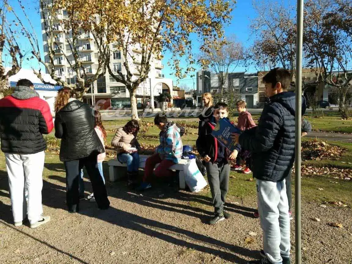 Se juntaron en la plaza a intercambiar figuritas