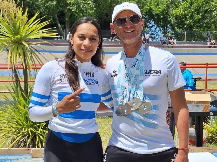 Nati Vera junto a uno de los entrenadores del equipo argentino, el rafaelino Daniel Capella.