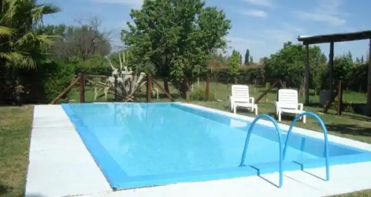 Ingresaron a una casa quinta para sumergirse en la pileta de natación y los apresaron