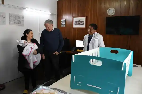 Javier Gastón entregó el primer kit Qunita de Chascomús