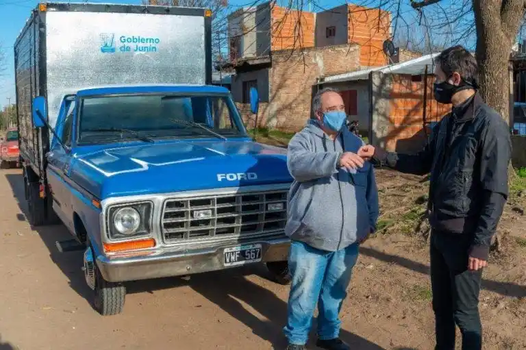 Junín: Entregaron la camioneta reparada que había sido incendiada al verdulero contagiado de COVID-19