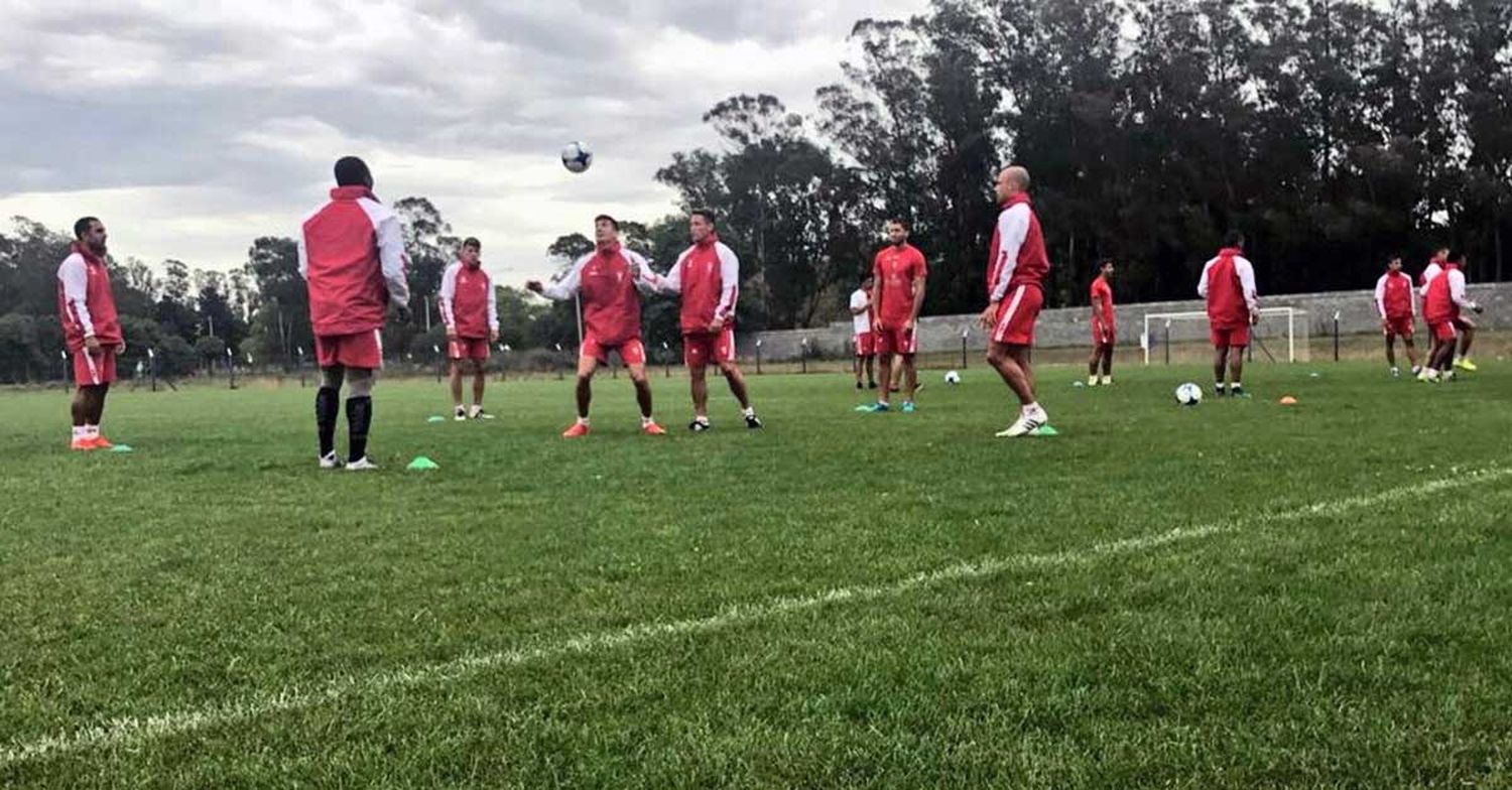 El plantel de Huracán dejó botines para las inferiores de Alvarado