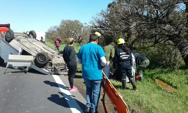 Un matrimonio volcó y el conductor fue hospitalizado