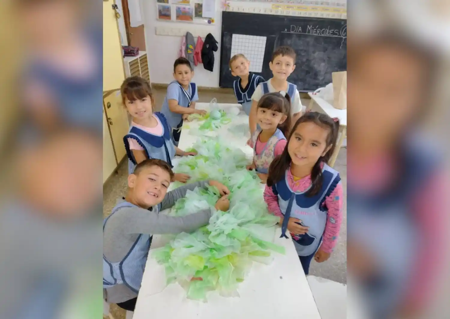 Los chicos del Jardín 902 se suman al eco arbolito navideño