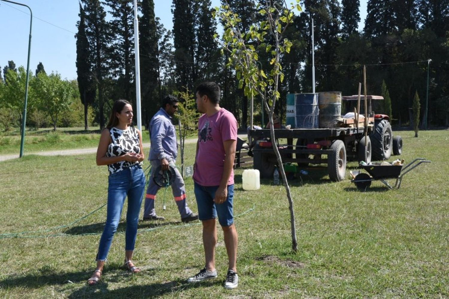 La secretaria de Ambiente y Movilidad, María Paz Caruso, y el presidente de vecinal de Los Arces, Simón Maciel,