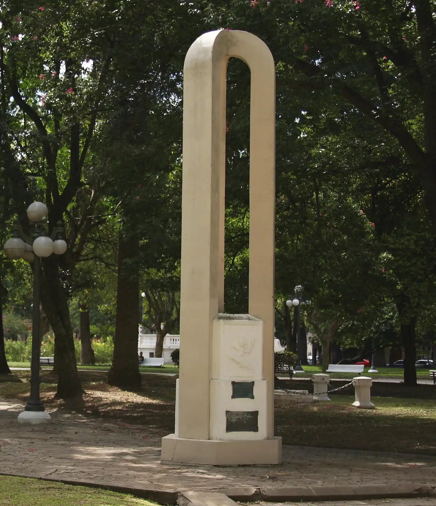 1983- Bicentenario de Gualeguay- Plaza Constitución - Monumento a las tres ciudades fundadas por don T. de Rocamora en el mismo año