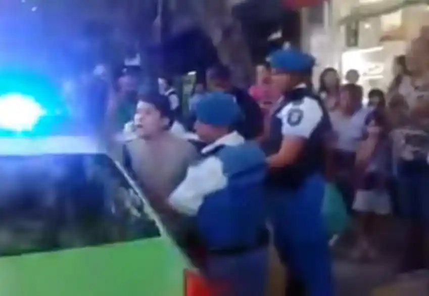 Video: Vecinos impidieron la detención de un menor en Florencio Varela