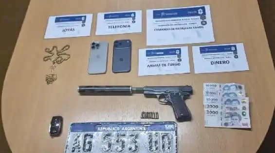 Hallaron en el interior de la camioneta un arma con silenciador colocado.