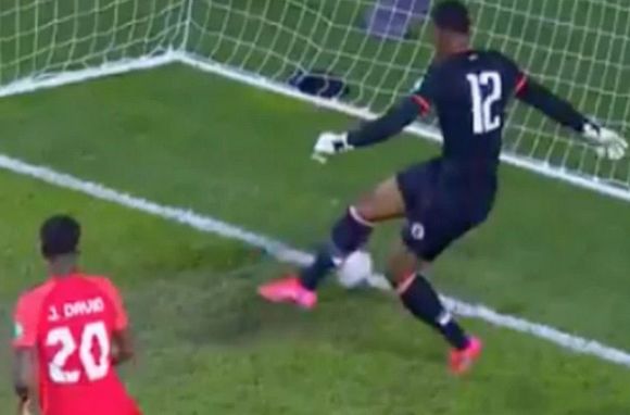 Va al arco porque lleva la pelota: el insólito doble blooper del arquero de Haití que se volvió viral