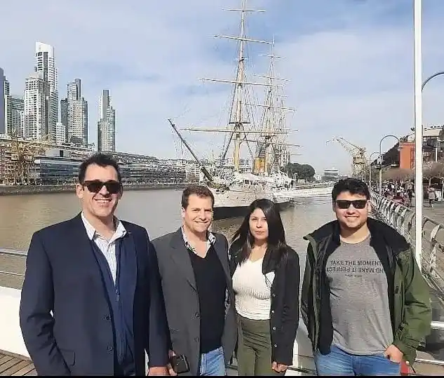 Martín Rivas y el grupo que conforma Avanza Libertad en San Pedro.