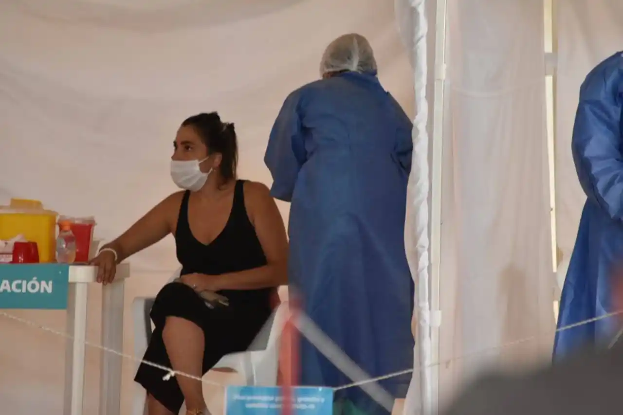 Vacunación contra el coronavirus: aseguran que todos los que recibieron la primera dosis obtendrán la segunda