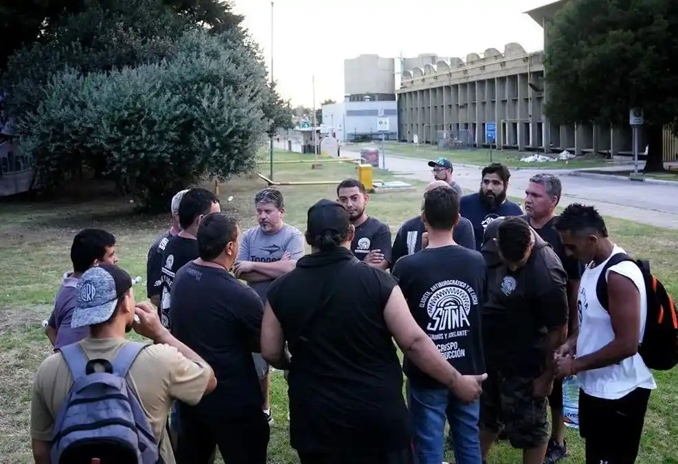 Tensión en Panamericana: trabajadores de FATE intentaron cortar el ramal Tigre y fueron frenados por Gendarmería