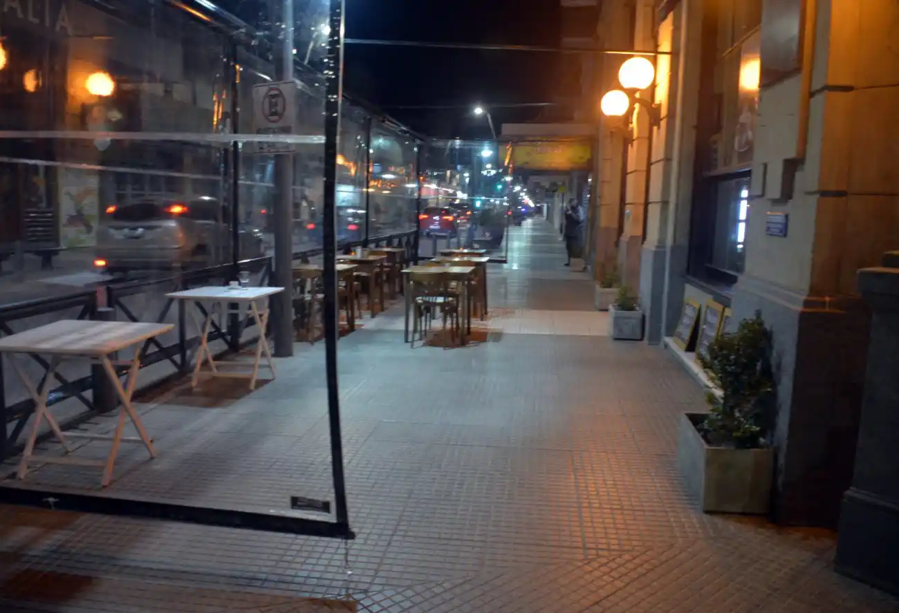 Gastronómicos atendieron clientes en el interior durante el día, pero cerraron de noche