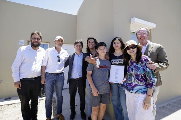 Kicillof entregó viviendas en Casares: "Sin igualdad de oportunidades, la libertad es un verso"