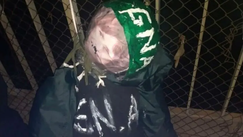 Apareció un muñeco con la cara de Bullrich colgado de un puente en La Matanza