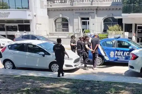 Robaron una batería y se tomaron un remis para escapar hacia el Norte de la ciudad