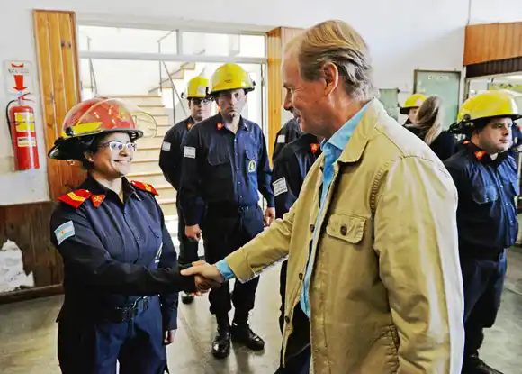 Bordet entregó a los Bomberos Voluntarios la promulgación de Ley que les otorga obra social y pensión