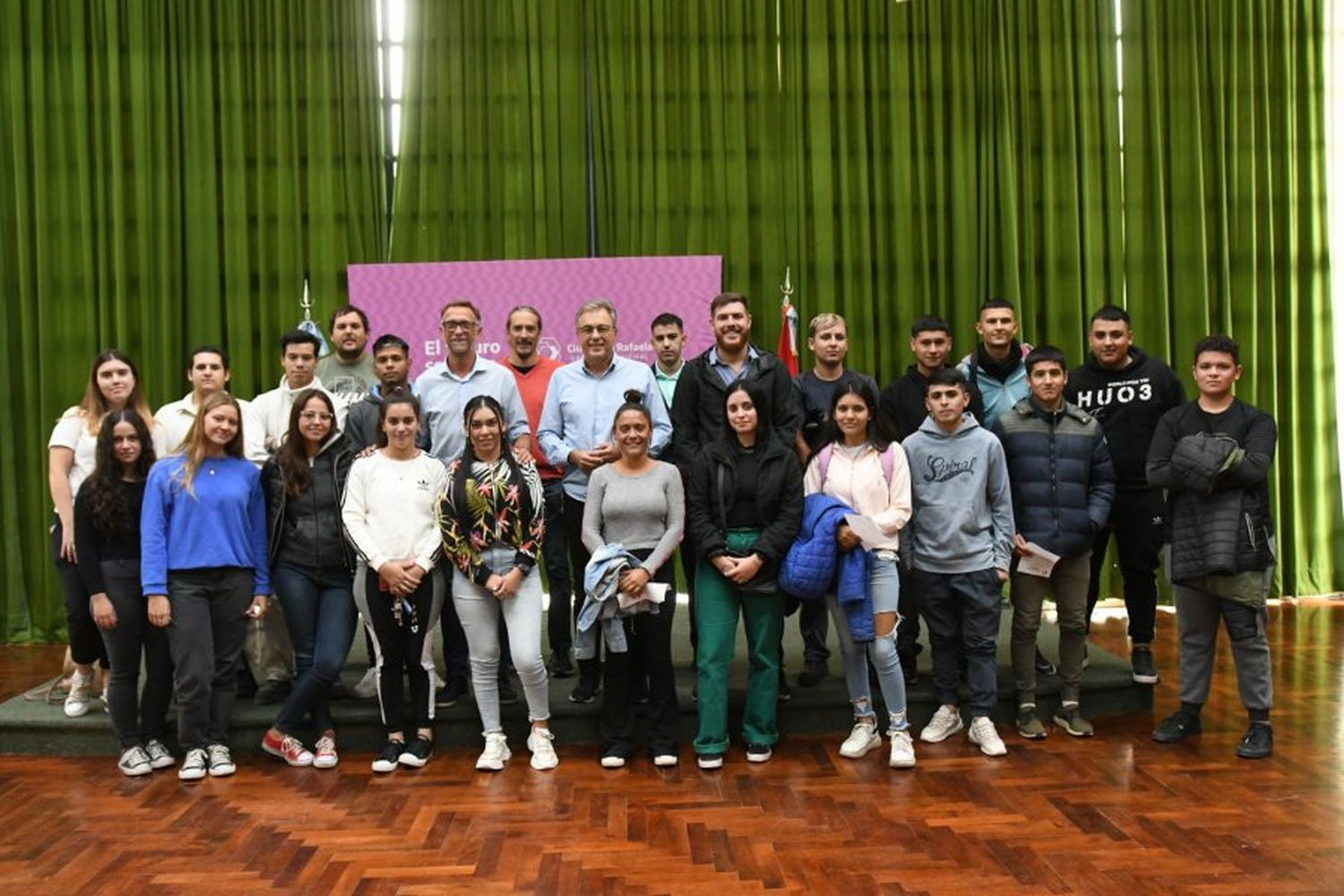 Jóvenes de la ciudad comienzan sus experiencias laborales en empresas