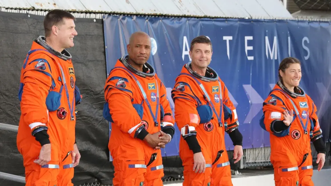 El astronauta de la Agencia Espacial Canadiense Jeremy Hansen (de izquierda a derecha) y los astronautas de la NASA Victor Glover, Reid Wiseman y Christina Koch podrían despegar en la misión Artemis II tan pronto como el 6 de febrero. Gregg Newton/AFP/Getty Images