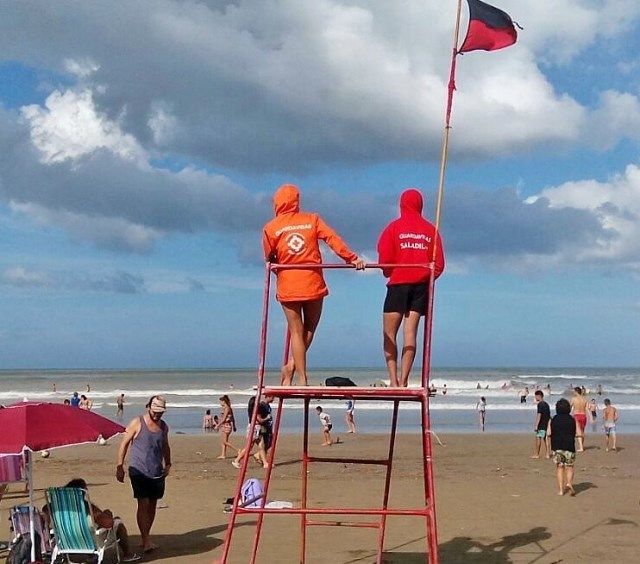 Interna entre guardavidas en la costa: Crece la polémica por el pedido de que trabajen aunque sean contacto estrecho  