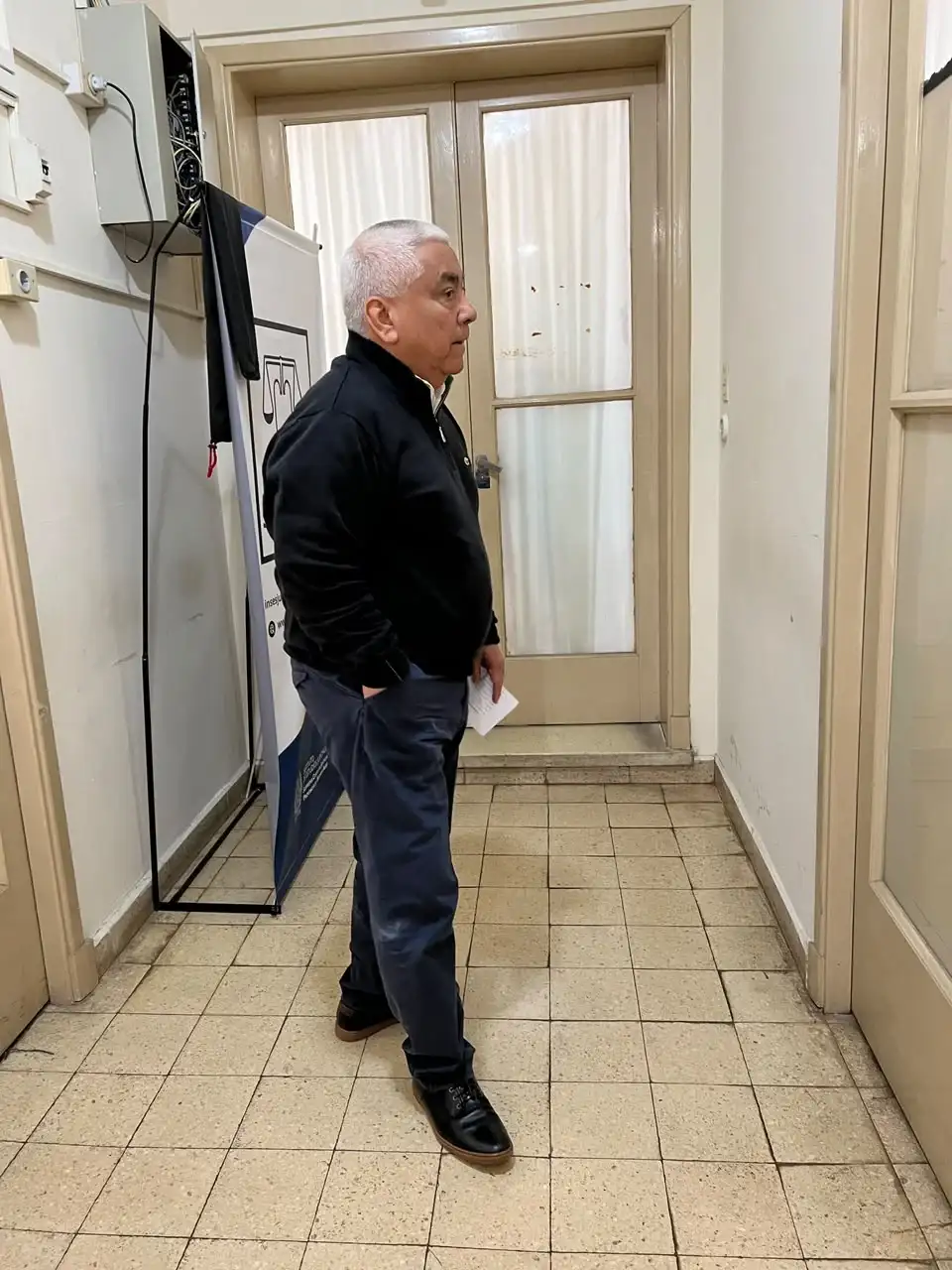 Salazar antes de ingresar a la sala de audiencias - 2