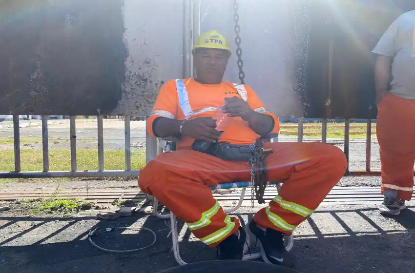 Trabajador del puerto se encadenó con bidón de nafta y encendedor para protestar por despidos