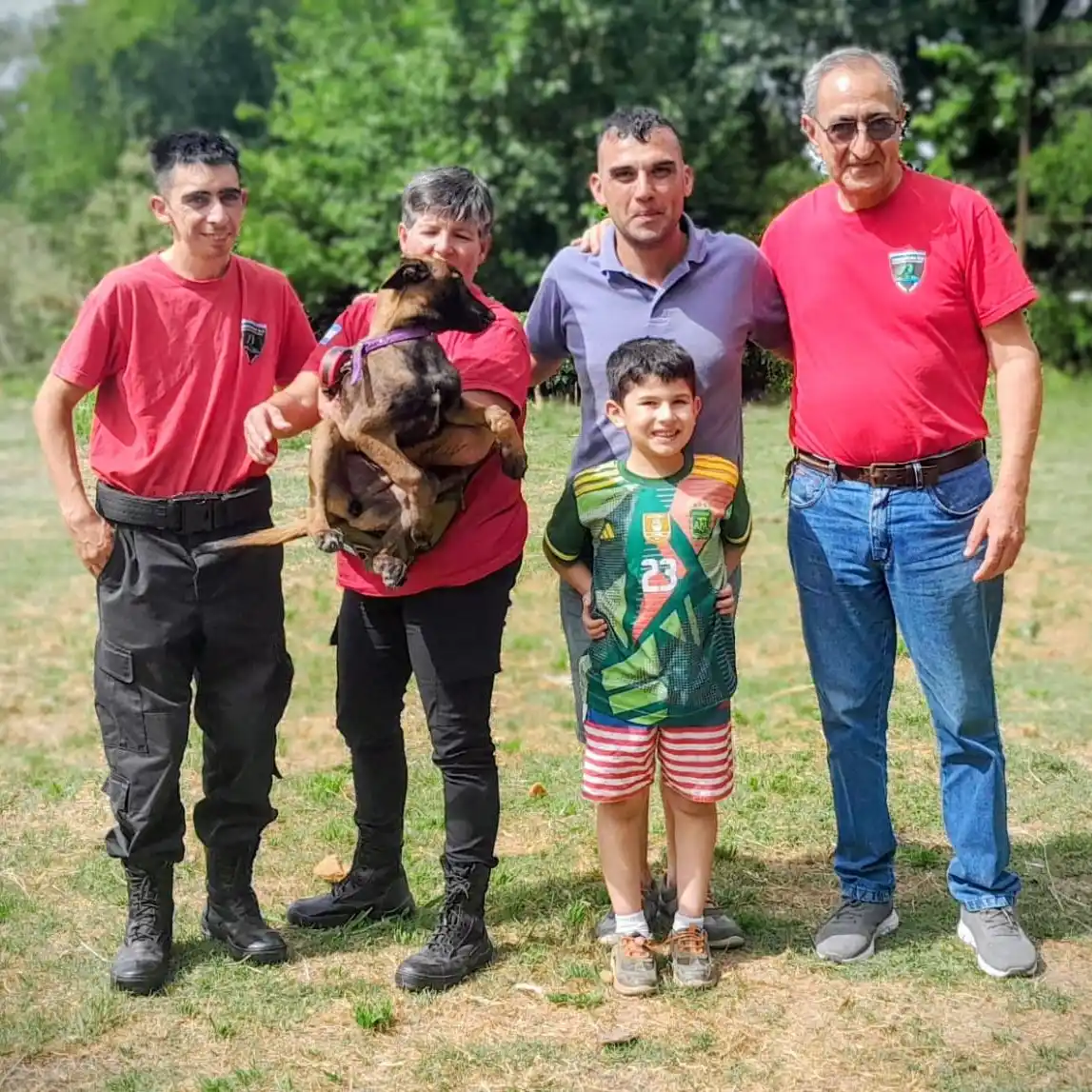 Integrantes de la K9 Gualeguay con quien donó el can.