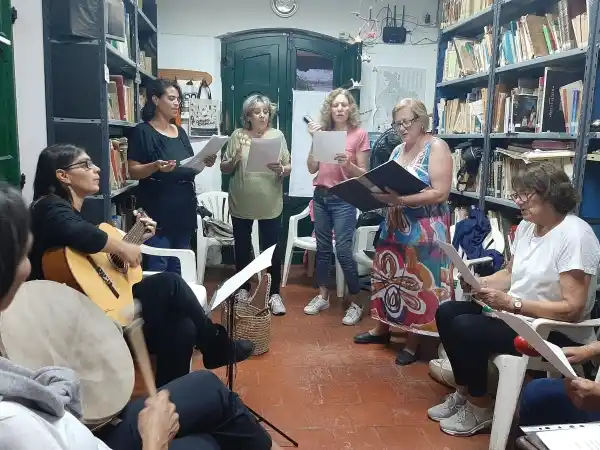 Se inscribe al taller de expresión de canto y percusión en el Museo Pampeano