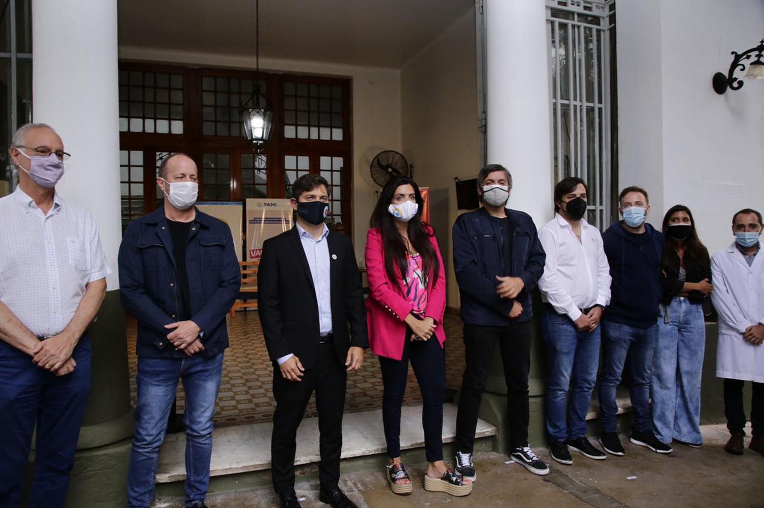 Axel Kicillof presente en la primera vacunación COVID del país de un geriátrico en Lomas de Zamora