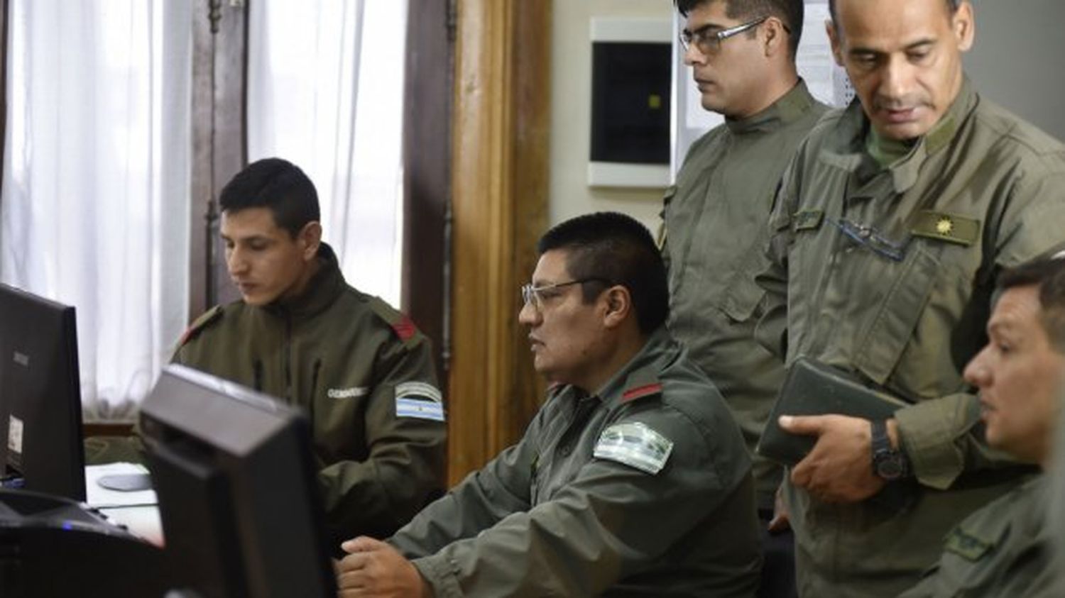 Fein se reúne con el jefe de Inteligencia de Gendarmería