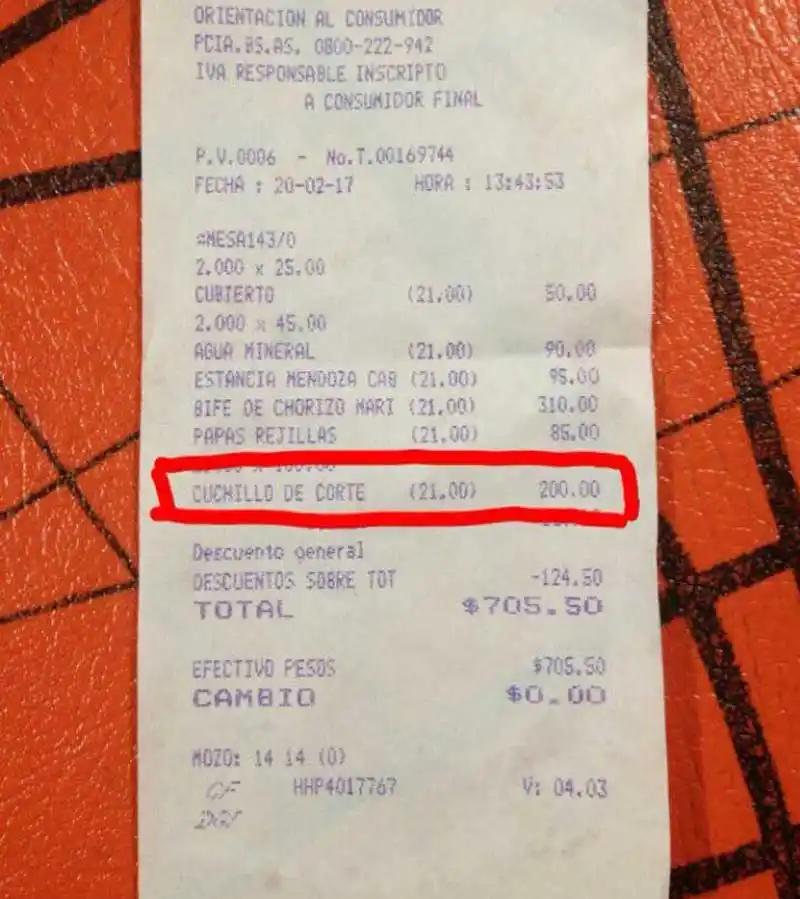 El cobro de un cubierto en un restaurant céntrico generó polémica nacional