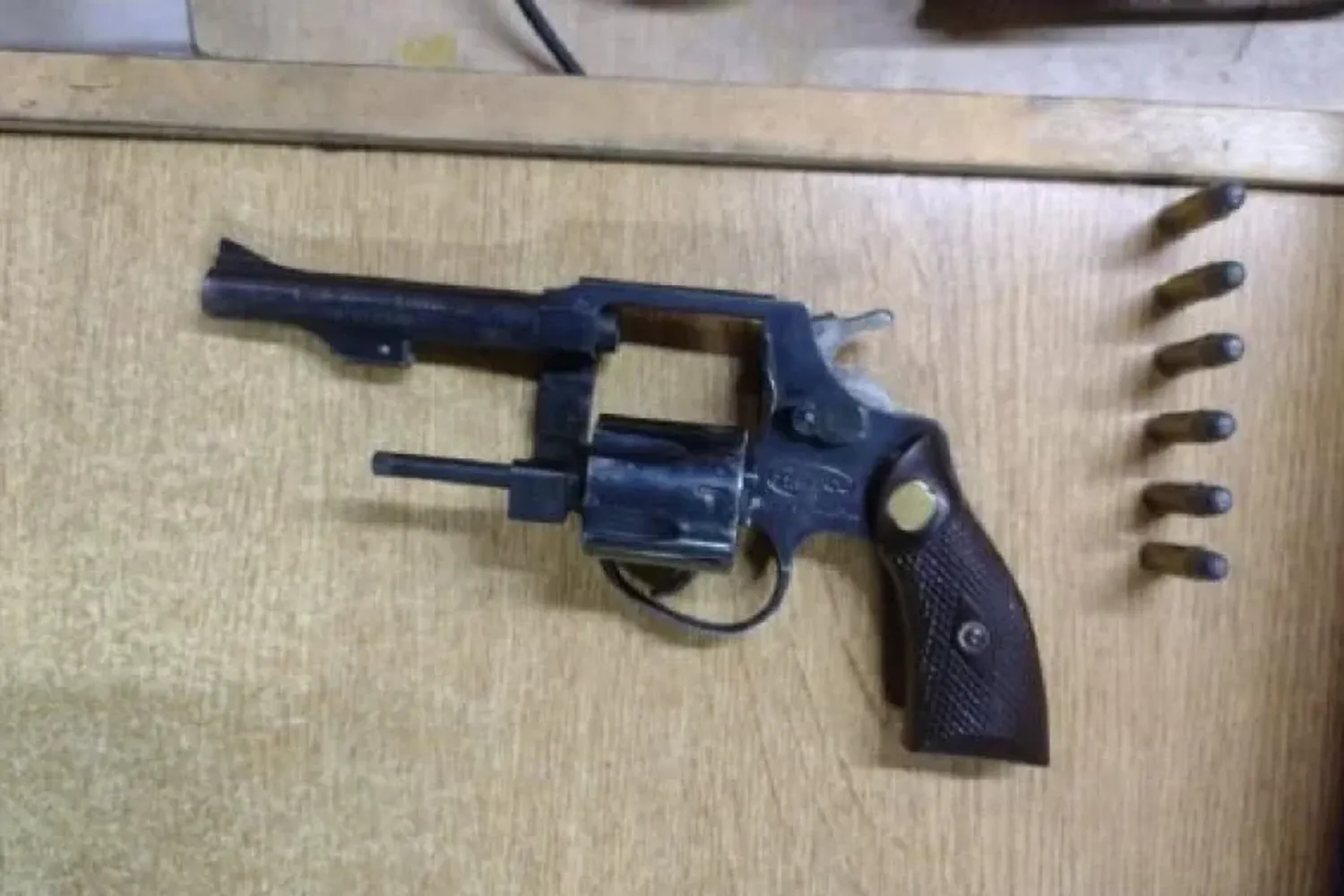 Allanaron una vivienda y encontraron un revolver en poder de un hombre de 81 años