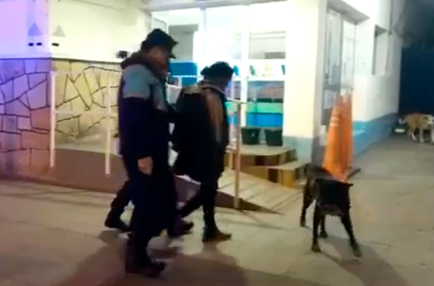 "Te robé boludo..." el grito de una mujer tras un asalto para llevarse chocolates