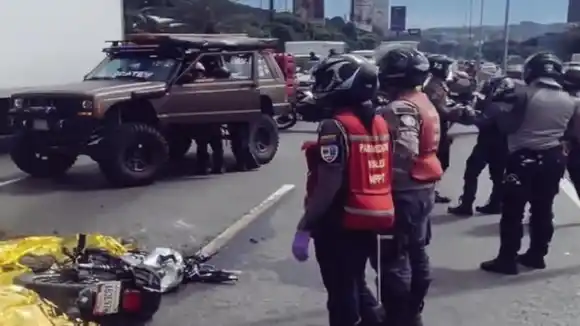 MUERTE EN LA AUTOPISTA: pareja choca su moto y perece en al acto en la Francisco Fajardo