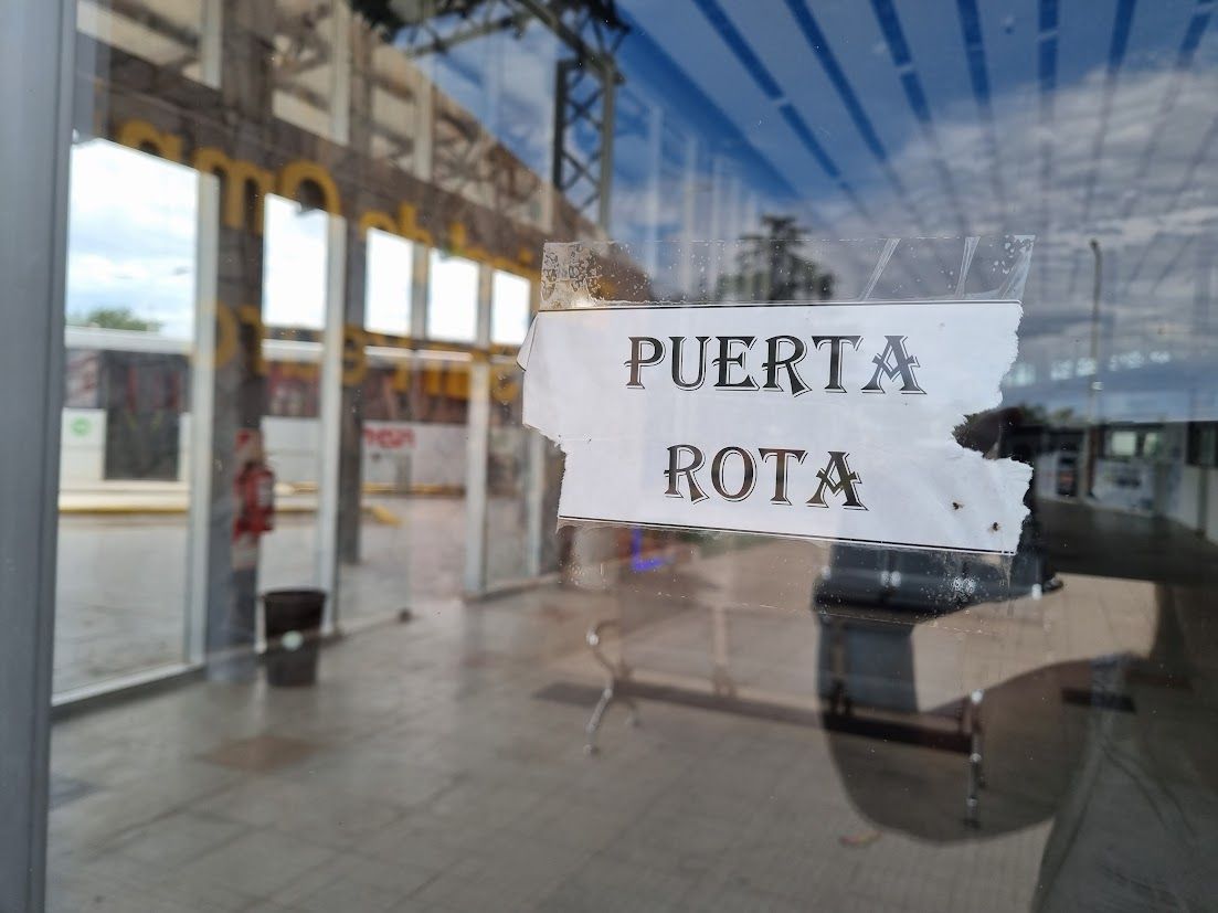 Puerta rota: el cartel que es un símbolo del estado deplorable al que llegan los micros de larga distancia