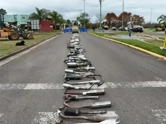 La Municipalidad de Gualeguaychú aplastó con rodillo más de 220 escapes ilegales secuestrados en controles de tránsito